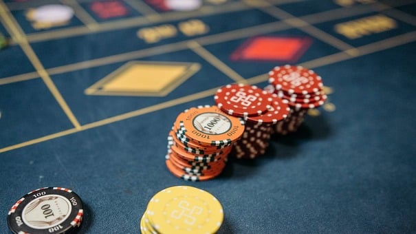 Double Barrel Poker là gì? Đây được hiểu như việc lựa chọn đặt cược thêm một lần nữa, hay một số người gọi là tố liên tiếp (Continuation Bet – cbet) ở turn. Có nhiều tình huống khó xử cho người chơi trong ván bài flop do cược liên tục nhưng không hiệu quả. Nếu bạn không có cụ thể cách thức chơi hiệu quả và bạn chọn cbet với mong muốn đạt được những điều tốt nhất. Hãy đến W88 thông tin sản phẩm để biết thêm thông tin nhé .