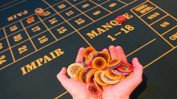 Downswing poker là việc người chơi thua cuộc trong một khoảng thời gian dài không quan trọng là bạn có kinh nghiệm hay không vẫn có thể gặp tình trạng này. Downswing xảy ra tại bất cứ thời điểm, kể cả sau khi anh em vừa giành chiến thắng.Thuật ngữ này là xác suất bạn thua luôn tồn tại và luôn kéo dài trong một khoảng thời gian dài và nó không chỉ tác động đến số tiền mà bạn đang có . Hãy đến W88 thủ thuật sản phẩm để biết thêm chi tiết nhé .