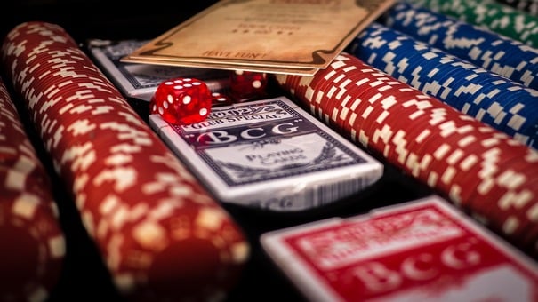 Với những người đam mê đỏ đen chắc chắn không còn xa lạ gì với thuật ngữ Fish trong Poker. Từ ngữ chỉ những người ít kinh nghiệm, việc đặt cược trên sảnh game đều theo cảm tính, theo số đông nên dễ dàng bị hạ gục. Đây có thể là người mới chơi, người đang học hỏi kinh nghiệm nên còn non nớt, chưa biết xử lý tình huống, đôi khi vi phạm nguyên tắc và bị phạt tiền. Hãy đến W88 thông tin sản phẩm để biết thêm thông tin nhé .