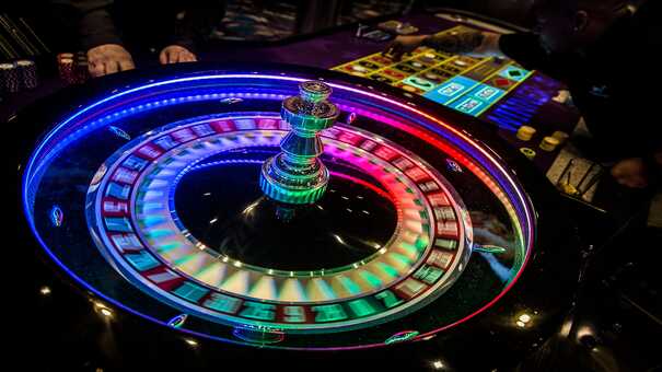 Roulette là một trò chơi trong Casino. Trong trò trò chơi này, bạn có thể đặt cược vào một hay nhiều loại cược như chọn con số duy nhất, các nhóm số khác nhau, màu đỏ/đen, số chẵn/lẻ, số cao/thấp. Để xác định kết quả, người điều khiến là Dealer đầu tiên sẽ quay bánh xe. Sau đó thả vào một quả bóng nhỏ quay quanh đường tròn bao quanh bánh xe theo hướng ngược lại. Quả bóng mất đà và cuối cùng rớt vào con số may mắn trên bánh xe. Hãy đến W88 thông tin sản phẩm để biết thêm chi tiết nhé .