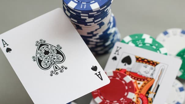 SPR poker là tên gọi của tỷ số giữa size pot flop và effective stack size, nếu người chơi raise ở lệnh 6 MP tại flop trong khi đối thủ của mình đang ở vị trí SB, BB và BU Call đều fold bài. Anh em sẽ có SPR là 100/15=6.3 Con số này là tỷ lệ rủi ro và phần thưởng mà anh em có thể nhận được khi tham gia cá cược game bài poker trực tuyến. Nếu chỉ số SPR càng nhỏ thì rủi ro của anh em càng thấp và ngược lại. Hãy đến W88 thông tin sản phẩm để biết thêm thông tin nhé .