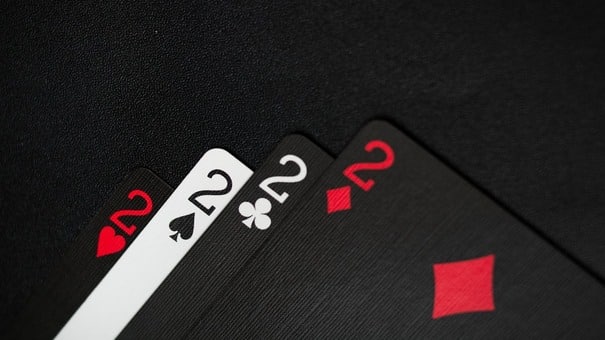 Blackjack hiểu đơn giản là một trò chơi bài so điểm giữa 2 bên là người chơi và nhà cái. Nhiều dân chơi thường gọi Blackjack với cái tên game bài 21 điểm bởi anh em sẽ buộc phải rút bài sao cho tổng điểm các lá bài gần hoặc bằng 21 và tuyệt đối không vượt qua các con số này. Đây là trò chơi đấu trí đầy kịch tính và cũng là điểm thu hút của Blackjack và giúp chúng luôn đứng đầu trong danh sách các game ăn khách nhất trong hệ thống sòng bài. Hãy đến W88 thông tin sản phẩm để biết thêm chi tiết nhé .