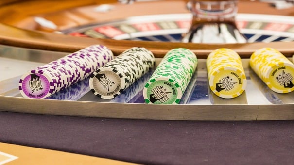 Poker tại Việt Nam được gọi với cái tên quen thuộc là xì phé, trò chơi sử dụng bộ bài tây 52 lá. Trong mỗi trận đấu, người chơi sẽ được chia một số lá bài riêng và lật các lá bài chung. Sau đó người chơi có thể tiến hành tố hay theo tùy thuộc vào bộ bài họ đang nắm giữ và tình hình trận đấu. Sau khi kết thúc những ai chưa úp bài sẽ mở bài tìm ra người chiến thắng. Hãy đến W88 thông tin sản phẩm để biết thêm thông tin nhé . 