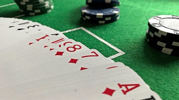 Quy luật chơi bài Baccarat cơ bản: Tất cả sẽ bao gồm 3 cửa đặt cược để người chơi có thể tiến hành đặt cược: Cửa nhà con (player), Nhà cái (banker), Cửa hòa (tie). Mỗi một ván chơi, người tham gia sẽ sẽ lần lượt được chia cho hai lá bài. Bài sẽ được lật sau khoảng 30s . Việc tính điểm và chia thêm bài sẽ được làm theo luật của game. Tối đa mỗi một cửa sẽ có tổng cộng 3 lá bài. Hãy đến W88 thông tin sản phẩm để biết thêm thông tin nhé .