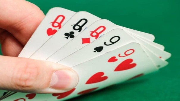 Cù lũ là một thuật ngữ quen thuộc đối với các game thủ đam mê game bài như Poker ,Xì tố, Mậu binh,… Nếu bạn chưa hiểu rõ về cù lũ là gì thì đừng bỏ qua chia sẻ dưới đây nhé !  