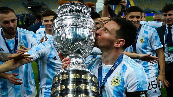 Copa America, hay Cúp bóng đá Nam Mỹ, là giải đấu bóng đá cấp châu lục dành cho các đội tuyển quốc gia của lục địa Nam Mỹ, được tổ chức bởi Liên đoàn bóng đá Nam Mỹ (CONMEBOL). Năm 1916, Cúp bóng đá Nam Mỹ được tổ chức lần đầu tiên, trở thành giải đấu quốc tế lâu đời nhất trên thế giới. Lúc bấy giờ, giải đấu có tên gọi Campeonato Sudamericano de Futbol. Đến năm 1975, giải đấu được đổi tên thành Copa America. Hãy đến W88 thủ thuật để biết thêm thông tin nhé .