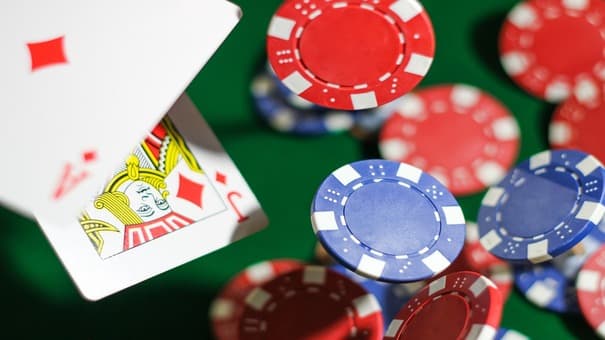 Đây là một kiểu chơi khác của Poker truyền thống và tùy thuộc vào từng biến thể mà số lượng lá bài và luật sẽ có sự khác biệt. Tuy nhiên được nhiều người lựa chọn nhất hiện nay đó chính là dạng 5 lá và 7 lá. Tuy nhiên, tất cả các phiên bản đều sử dụng bộ bài tây 52 lá  để chia cho người chơi. Stud Poker không hề có vị trí ngồi cố định như Poker truyền thống và người đầu tiên cần phải đặt cược có thể thay đổi qua từng vòng, không có sự quy định bắt buộc. Hãy đến W88 thông tin sản phẩm để biết thêm thông tin nhé 